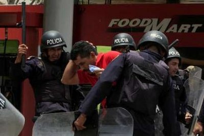 洪都拉斯被逐总统支持者与军警冲突(组图)